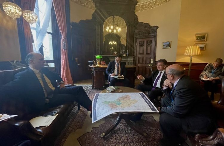 Harta e Ballkanit në mes të tryezës në Londër, Lajçak i njofton britanikët për zhvillimet në dialogun Kosovë-Serbi