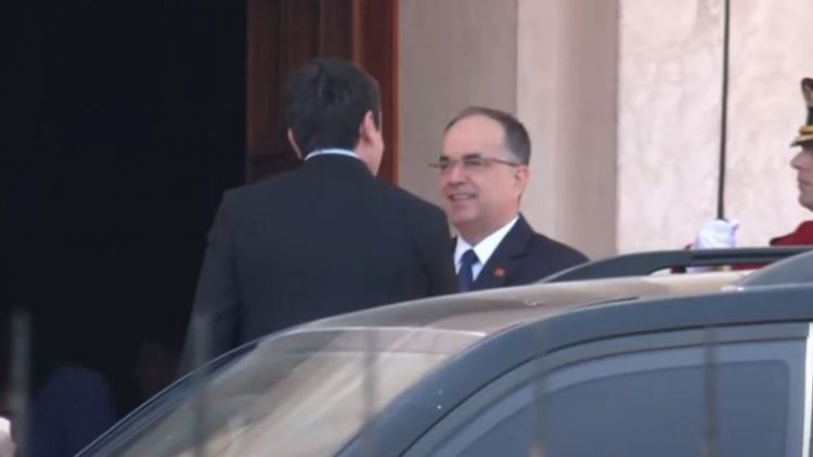 Kurti arrin në Tiranë, pritet nga Begaj