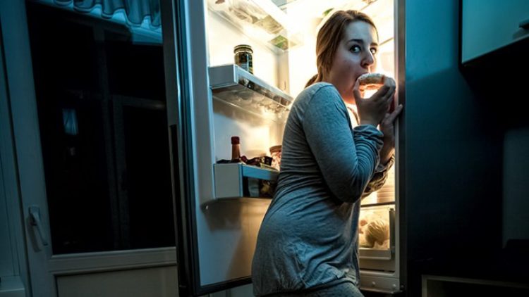 Ngrënia në orët e vonshme është më e dëmshme se ç’kemi menduar më parë