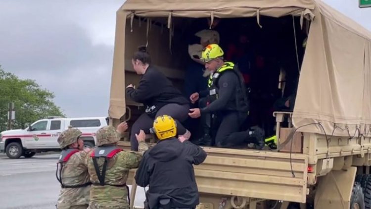 Stuhia e fuqishme godet Kaliforninë, dy persona humbin jetën – mijëra evakuohen