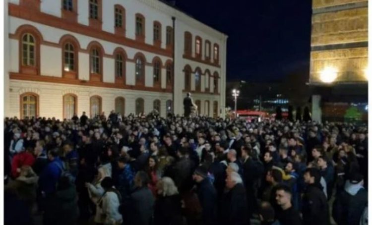 Studentët serbë marrin pjesë në bllokadat e institucioneve, shkak plani për Kosovën