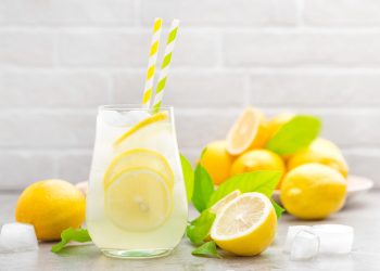 Ja se çfarë ndodh me trupin tuaj nëse pini ujë me limon për 30 ditë