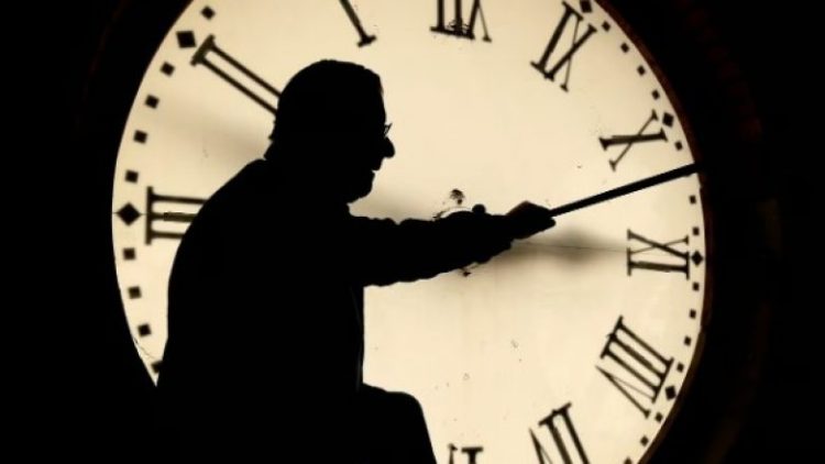 Sonte flemë një orë më pak – akrepat e orës lëvizin nga 02:00 në 03:00