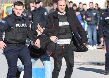 Dhjetëra persona të arrestuar nga Policia e Kosovës për incidentin mes tifozerive në Podujevë