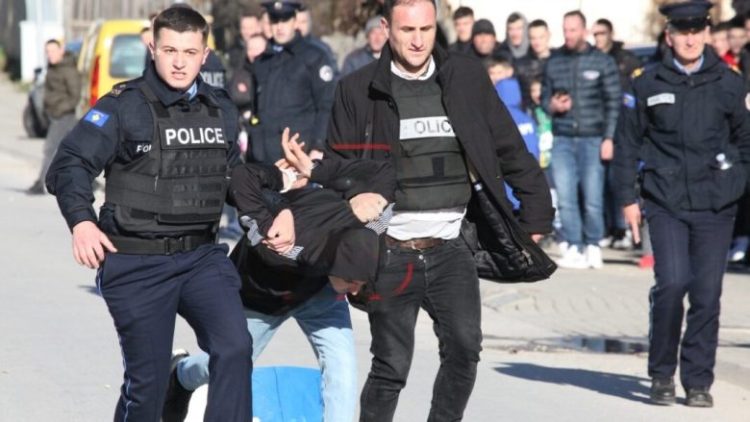 Dhjetëra persona të arrestuar nga Policia e Kosovës për incidentin mes tifozerive në Podujevë