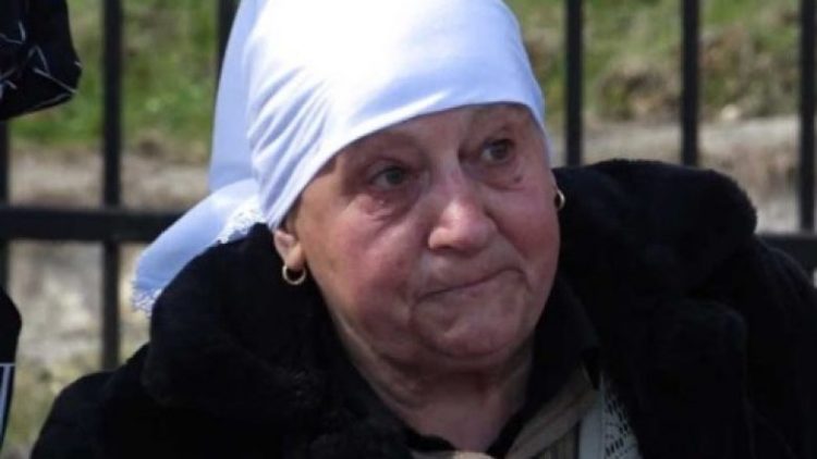 ​“Tash do ta bëjmë operacion në fyt”, mes emocioneve e moshuara nga Izbica rrëfen ditën kur forcat serbe ia vranë burrin