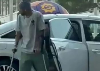 Neymar me paterica në Doha, braziliani përfundon operacionin dhe fillon rikuperimin