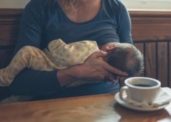 Efektet e kafeinës tek foshnjat gjatë ushqyerjes me gji