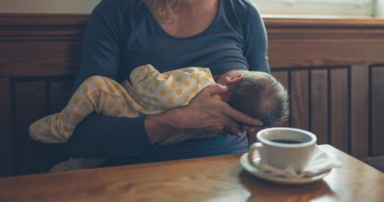 Efektet e kafeinës tek foshnjat gjatë ushqyerjes me gji
