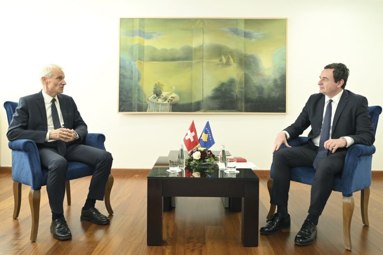 Një njësi e re po themelohet në zyrën e Kurtit, kryeministri ua kumton këtë dy ambasadorëve