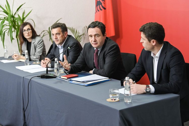 Vetëvendosje mblodhi drejtuesit e qendrave, Kurti numëron të arriturat