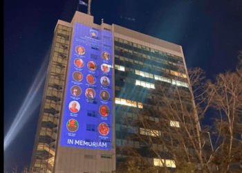 Ndërtesa e Qeverisë ndriçohet me fotot e grave që thyen barrierat dhe ndërtuan historinë e vendit