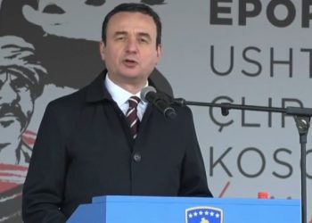 Kurti, ushtarëve të FSK-së: Po mbani një uniformë të prejardhur nga uniforma e Adem Jasharit – lufta në Prekaz nxiti mobilizimin e UÇK-së dhe NATO-s