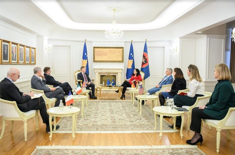 Osmani pret në takim ambasadorët e vendeve të Quint-it dhe shefin e zyrës së BE-së