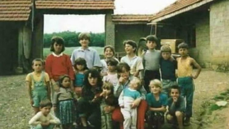 Rama poston fotografi të familjes Jashari: Legjendarët