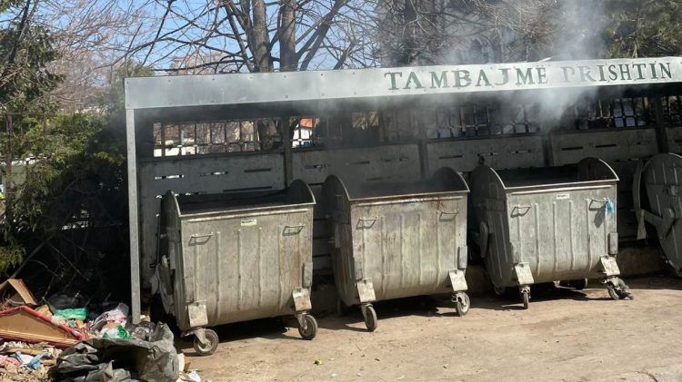 Ndotje e madhe e ambientit, dikush i vë zjarrin mbeturinave në rrugën “Zejnel Salihu” në Prishtinë