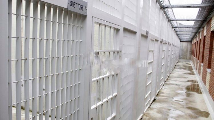 Pezullohet nga puna një zyrtar korrektues, dyshohet për ryshfet