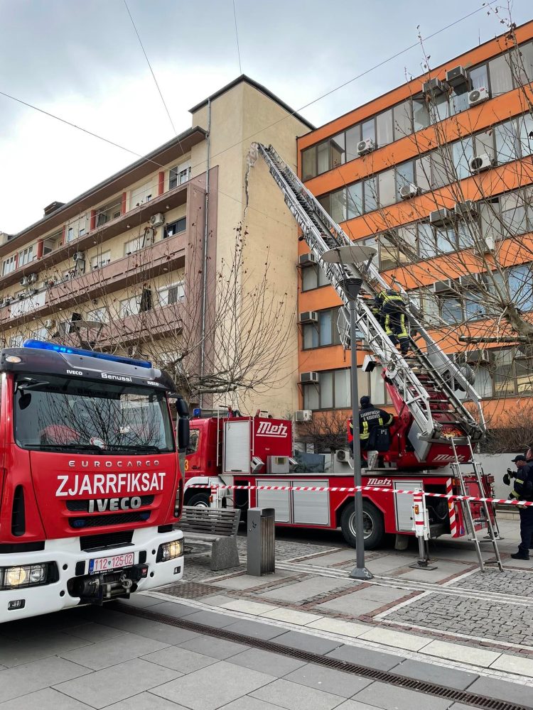 Kriset një pjesë e madhe e fasadës në një ndërtesë në sheshin e Prishtinës, intervenojnë zjarrfikësit