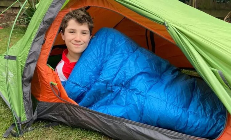 Fjeti 3 vite në çadër, por ia vlejti, mori gati 1 milion dollar dhe Guinness