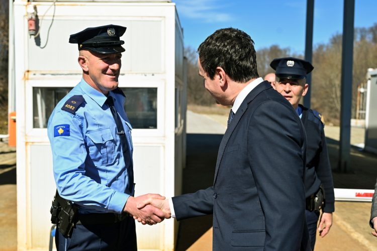 Kurti viziton pikën kufitare Kamenicë-Medvegjë, tregon se si serbët kanë vendosur barrikadë me cunga