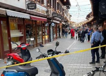 Tentim grabitje në Pejë, pronari i argjendarisë neutralizon grabitësin
