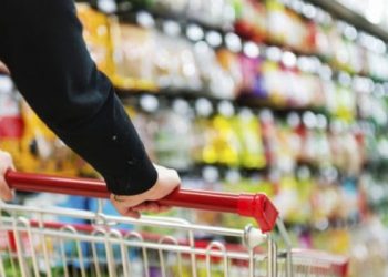 Bie inflacioni i përgjithshëm në Shqipëri, por ushqimet vijuan shtrenjtimin në shkurt