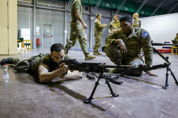 Dy pjesëtarë të FSK-së trajnohen nga KFOR-i, do marrin pjesë në garën për Luftëtarin Më Të Mirë