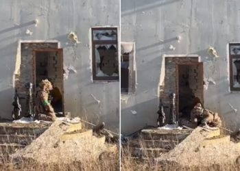 Ushtari çeçen që lufton kundër ushtrisë ruse falet pranë zonës ku po zhvilloheshin luftime