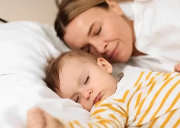 Dy gabimet që bëni kur e vendosni fëmijën në gjumë