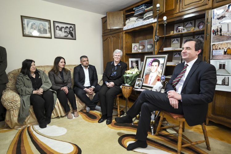 Kurti: Qeveria është e përkushtuar për t’i zbardhur zhdukjet me dhunë gjatë luftës