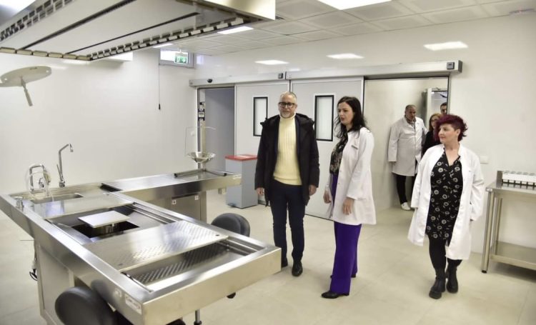 Ministri Vitia vizitoi institutet para-klinike në QKUK dhe morgun ku u investuan 654 mijë euro