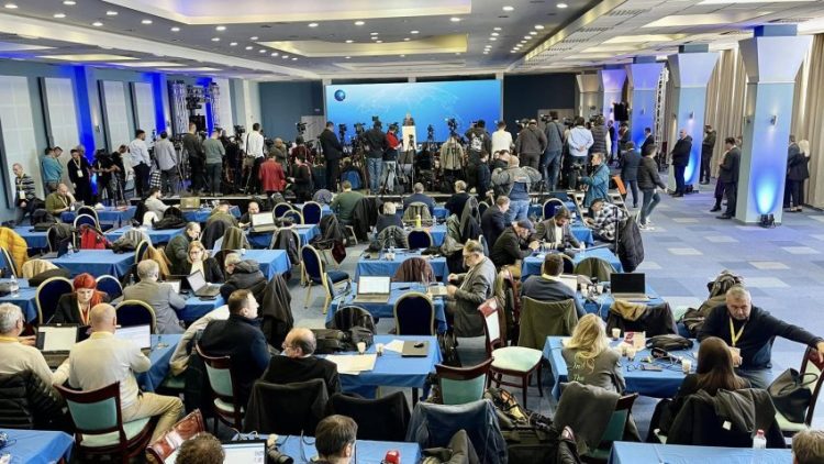 Takimi Kurti-Vuçiq, qindra media po qëndrojnë në Ohër