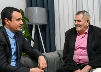 Kurti viziton mësuesin me të cilin ishin bashkë në burg