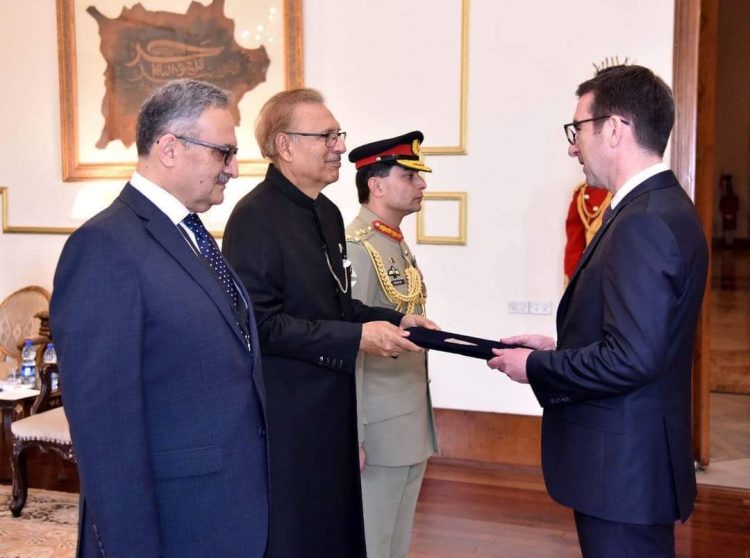 Ambasadori jorezident Vrenezi dorëzon letrat kredenciale te presidenti i Pakistanit