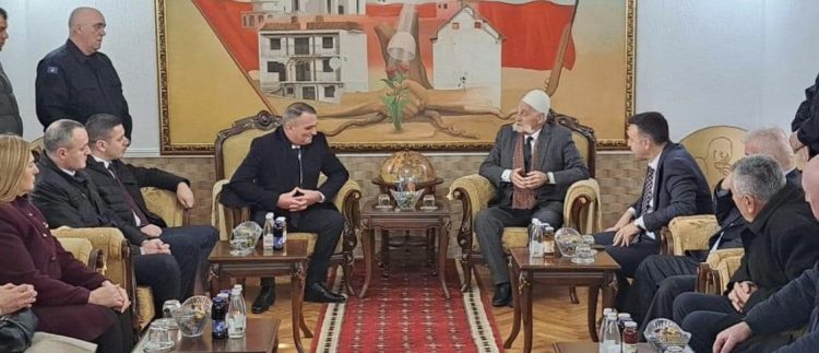 Sami Gashi, zv Drejtori i Përgjithshëm i Shëbrimit Korrektues të Kosovës, viziton familjen Jashari