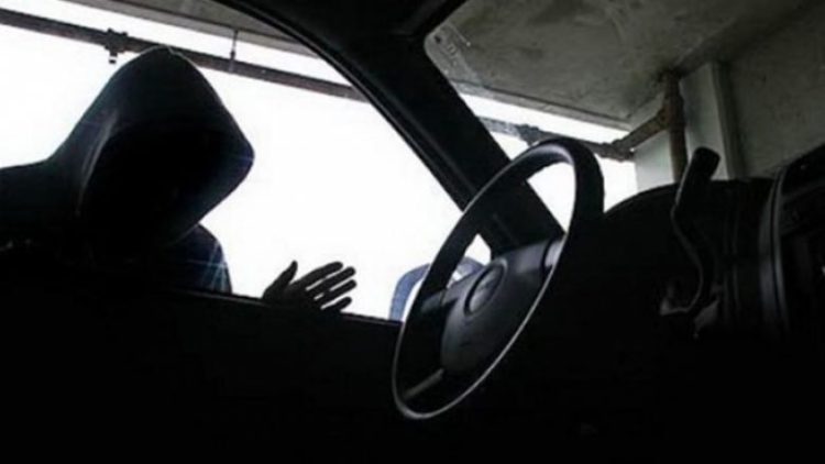 Ndaluan për shkak të defekteve të veturës në Drenas, hajnat i vjedhin çantën me 580 euro