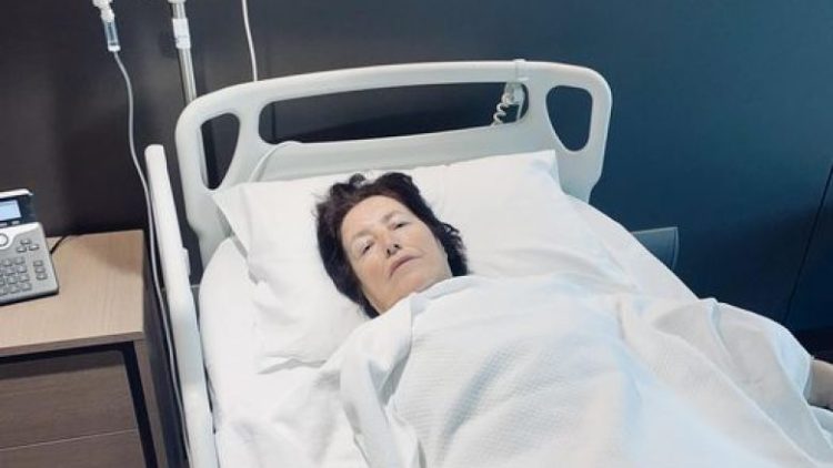 Nëna e ish-luftëtarit të UÇK-së rrezikon të paralizohet, nevojitet ndihmë financiare për operimin e saj në Turqi