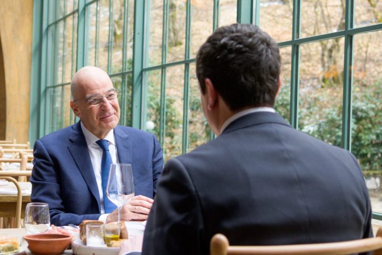 Ministri grek e njofton Lajçakun për vizitën në Kosovë