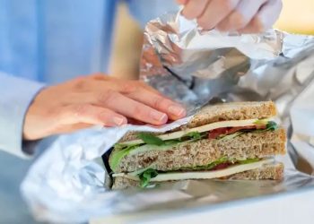 Pse nuk duhet ta mbështillni kurrë ushqimin me letër alumini?