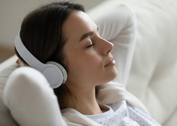 Ekspertët paralajmërojnë: Kufjet mund të ndikojnë në dëmtimin e dëgjimit