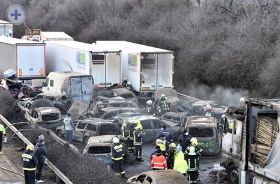 Pamje nga aksidenti në Hungari ku u përplasën mbi 40 automjete