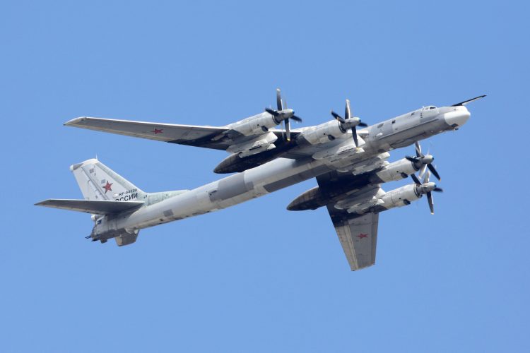 Bombarduesit rusë fluturojnë afër Japonisë për shtatë orë rresht