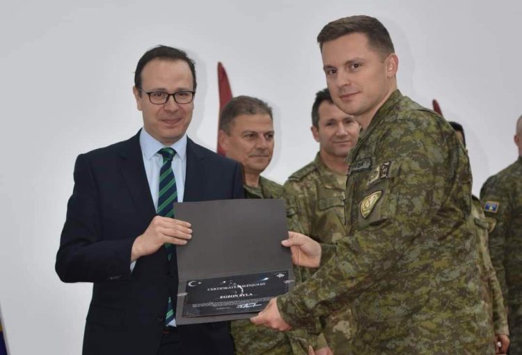 Ambasadori turk Angili ndan mirënjohje për ekipin e FSK-së, që ishte pjesë e Kërkim Shpëtimit në Turqi