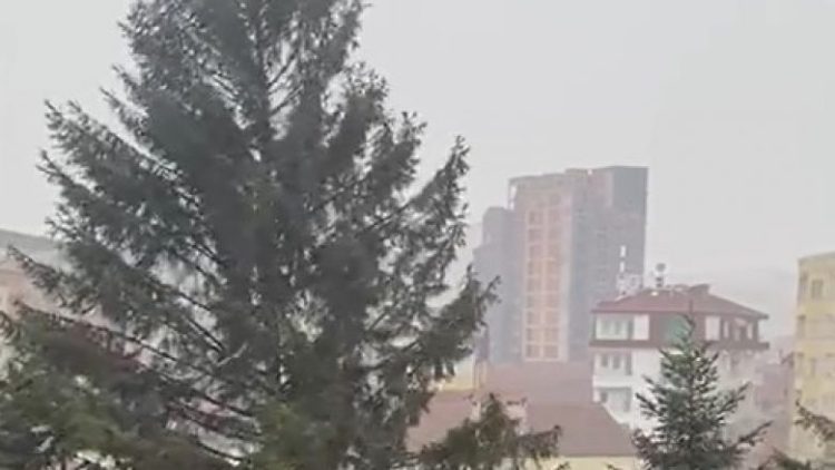 Bora nis të zbardhë Prishtinën