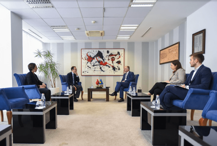 Bislimi takohet me ambasadorin turk, flasin për thellimin e marrëdhënieve bilaterale