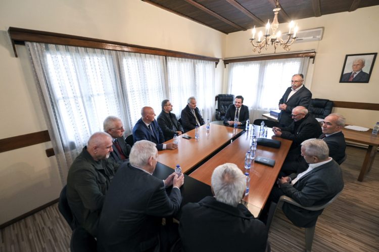 Kurti viziton Shoqatën e ish të burgosurve politikë