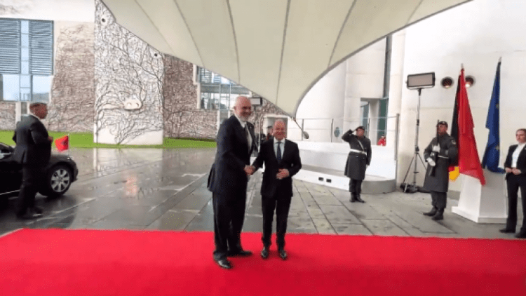 Rama pritet me nderime në Berlin nga kancelari Scholz