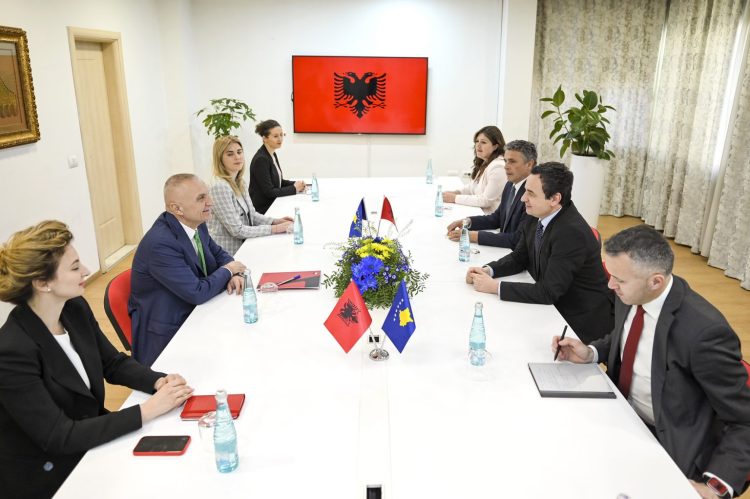 Kurti takon edhe Metën