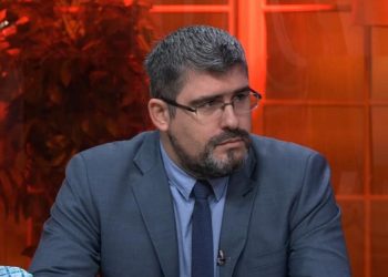 Zyrtari serb i bën si ‘gjarpëri në prush’ teksa i reagon Albin Kurtit