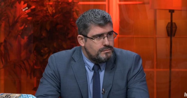 Zyrtari serb i bën si ‘gjarpëri në prush’ teksa i reagon Albin Kurtit